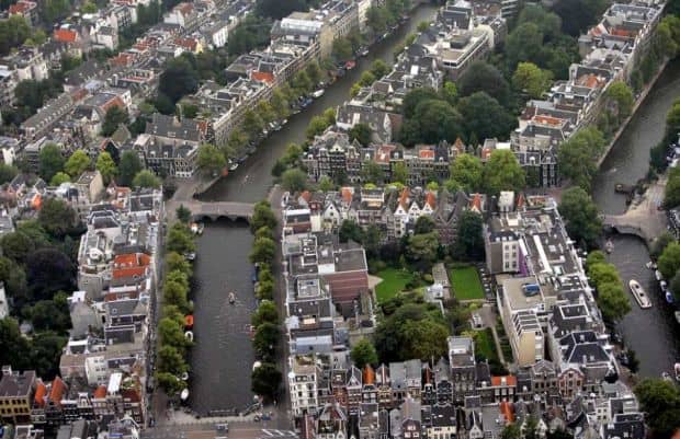 O plimbare pe langa canalele din Amsterdam e o desfatare