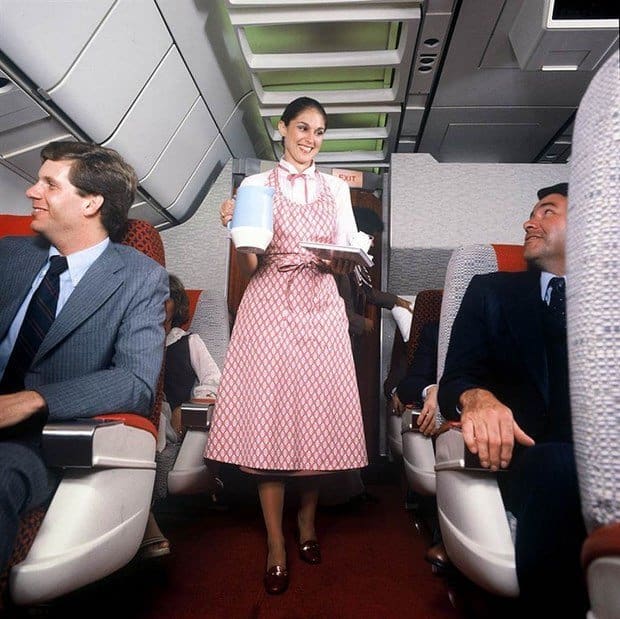 Uniforma stewardeselor de pe Delta Airlines, intre 1979-1983