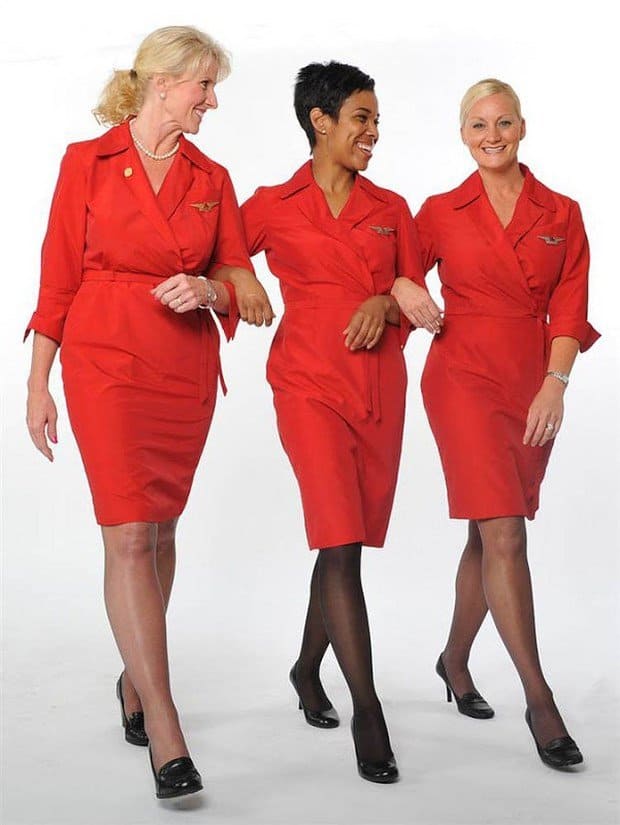 Stewardese de pe Delta Airlines purtand uniforme Richard Tyler, in 2006