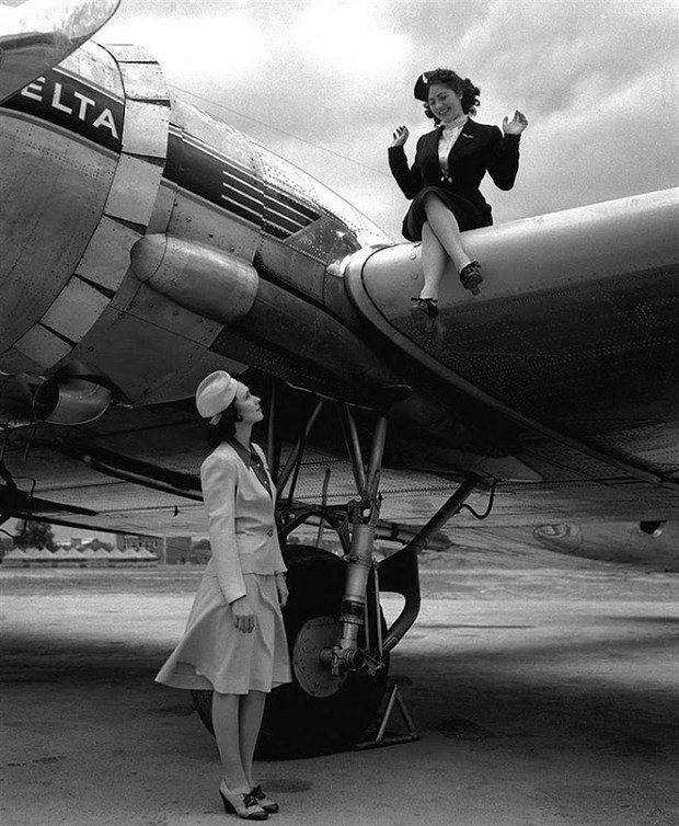 Costumele stewardeselor de la Delta Airlines, in 1940-42