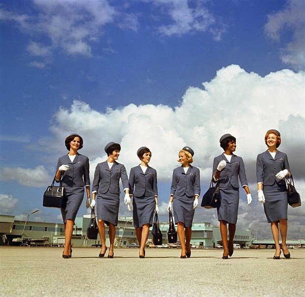 Grup de stewardese de la Delta Airlines - costumele din perioada 1965-68