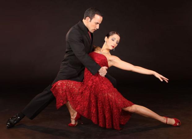 Daca vrei sa inveti sa dansezi tango, este suficient sa deprinzi cateva miscari de baza si sa te lasi in ritmul muzicii