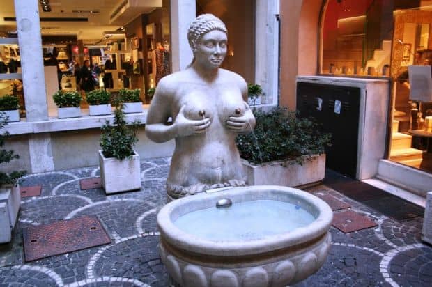 Fontana delle Tette - se pare ca italienii au un fetis pentru fantanile cu sani. Sau invers
