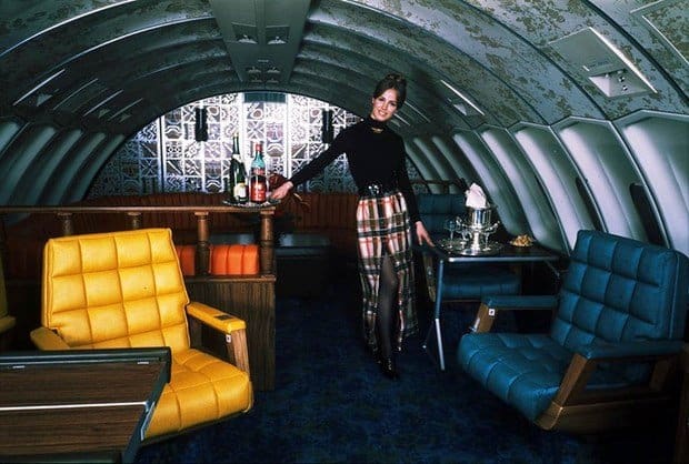 Stewardesa la bordul unui Boeing 747, nava apartinand United Airlines, la inceputul anilor 70.