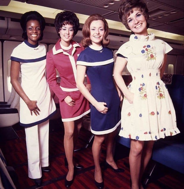 Modele de uniforme pentru stewardesele de pe American Airlines, la inceputul anilor 70.