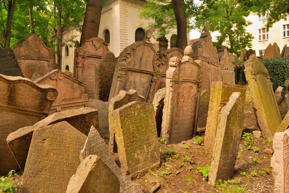 Praga - Cimitirul Evreiesc. Foto: monysasu / Shutterstock.com